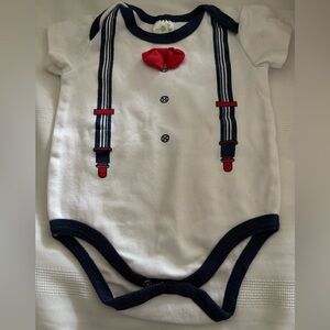 Unbranded White & Navy Baby Onesie with Red Bow Tie size 9mths